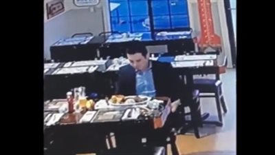 لحظة سرقة رجل شريحة لحم من مطعم (فيديو)