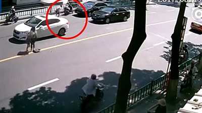 بالفيديو والصور.. دراجة تنقلب بعائلة على طريق مزدحم بالصين