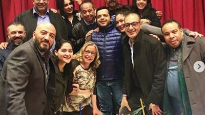 هنيدى يغني «كماننا» و«كجولوه» على المسرح في عيد ميلاده (فيديو)