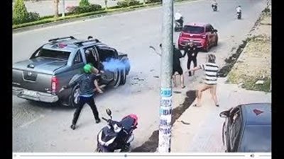 لقطات مروعة لحرب شوارع بين عصابتين بالمسدسات والسواطير (فيديو)