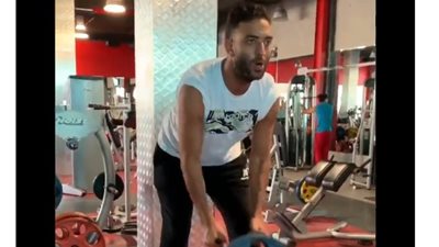 تدريبات شاقة لـ«ميدو» في صالة ألعاب بالسعودية (فيديو)