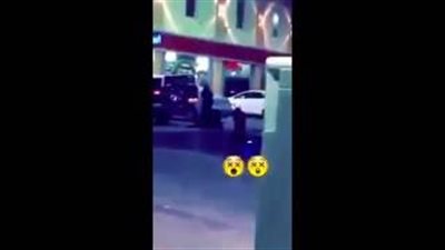 بالفيديو.. رجل أمن يسحل فتاة في الشارع بالسعودية