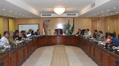 محافظ الفيوم يناقش الخطة الاستثمارية مع رؤساء القطاعات