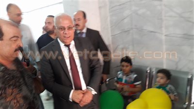 بالصور.. محافظ بورسعيد يبدأ احتفالات العيد بزيارة دار مسنين