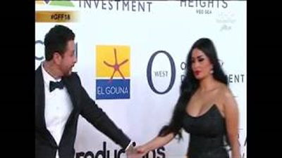 إطلالة جريئة لزوجة أحمد الفيشاوي بمهرجان الجونة السينمائي (فيديو)