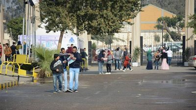 إقبال متوسط في الساعات الأولى لسابع أيام «معرض الكتاب»