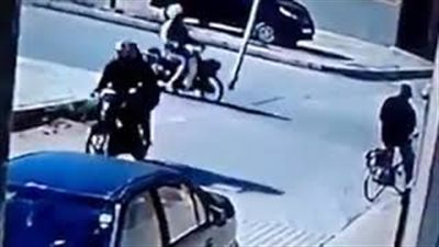 لحظة سرقة لصين هاتفا محمولا من يد صاحبه في وضح النهار (فيديو)