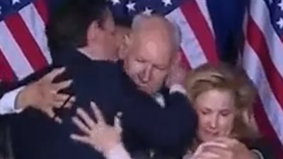 تيد كروز يوجه «لكمة» بالخطأ لزوجته بعد انسحابه من الانتخابات