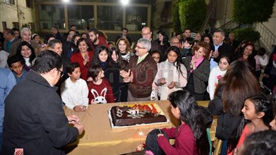 نهال عنبر وكورال «سان جوزيف» يحتفلون بعيد ميلاد الأب بطرس دانيال