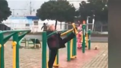 عجوز تذهل الجميع برشاقتها ومرونتها (فيديو)