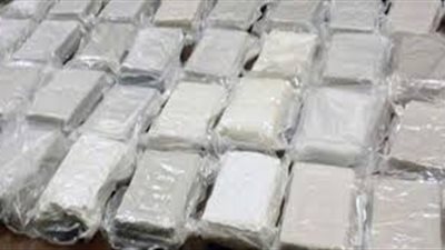 التحقيق مع برازيلية بتهمة تهريب 2 كيلو كوكايين عبر مطار القاهرة