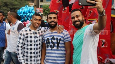 بالفيديو.. أبرز 6 مشاهد في الساعات الأولى لعيد الأضحى.. الألعاب النارية طريقة المصلين للاحتفال.. القبض على أول متحرش في مصطفى محمود.. طفل يؤدي الصلاة في «توك توك»بالمعادي.. وبدء النحر في الس