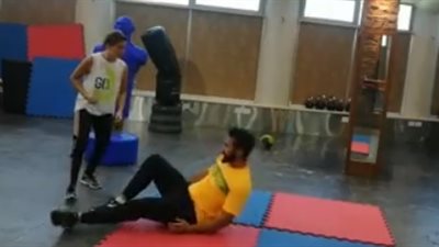 منة فضالي تمارس تمارين قتالية في الجيم (فيديو)