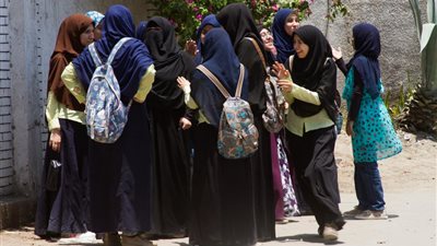 بكاء وضحك وإغماءات لطلاب الثانوية عقب الفيزياء والتاريخ (صور)