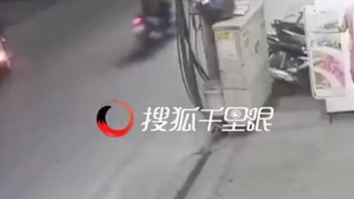 نجاة سائق دراجة نارية من حادث مروع بعد اصطدامه بصندوق كهرباء (فيديو)