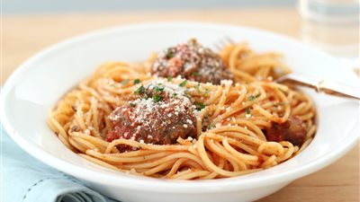 طريقة إعداد المكرونة بكرات لحم محشية جبن من الشيف نيفين