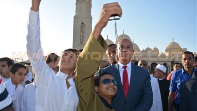 بالصور.. الأهالي يلتقطون «السيلفي» مع محافظ البحر الأحمر