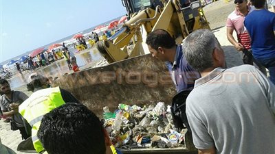 بالصور.. مؤسسة القادة تنفذ حملة نظافة بمصيف بلطيم