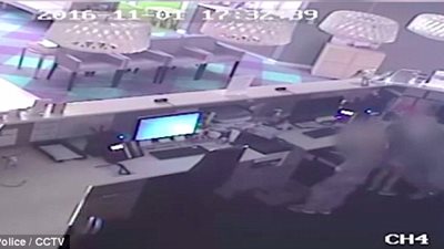 بالفيديو والصور.. رجل يعلم طفليه حيل السرقة