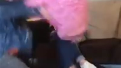 رد فعل أبوين ضربت ابنتهما شقيقها بطريقة مروعة (فيديو)