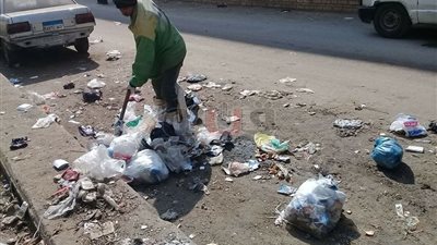 رفع تراكمات القمامة الموجودة أمام مدرسة المستقبل بالهرم (صور)