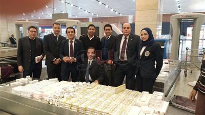 ضبط راكبة حاولت تهريب 5 آلاف علبة دواء للسرطان بمطار القاهرة