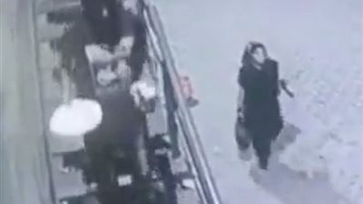 حارس أمن يقتل فتاة في الشارع بعد رفضها الزواج منه (فيديو)