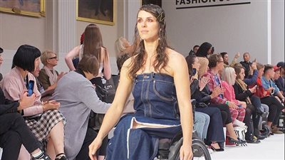 بالصور.. فتاة تتحدى إعاقتها وتشارك في أسبوع الموضة بلندن