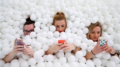 مسبح من البالونات لإزالة الضغط النفسي (صور)