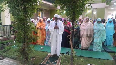 بالصور.. «الترابي» يؤم نساء السودان في الصلاة ويشاركهن حفل إفطار