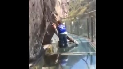 رد فعل طفل أصيب والده بالرعب (فيديو)