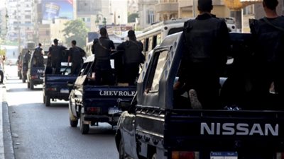 دورية أمنية تنقذ ربة منزل من السرقة على يد 3 مسجلين بالمقطم