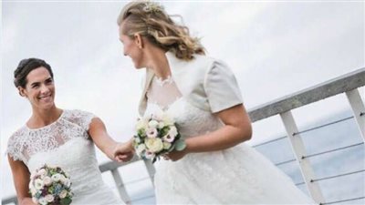 بالصور.. بطلة العالم للكرة الطائرة الشاطئية تتزوج من صديقتها