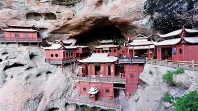 بالصور.. عمود خشبي يمنع معبدا صينيا من السقوط