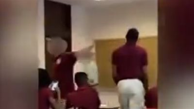 طالب يعتدي على معلمه بالمدرسة (فيديو)