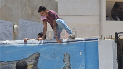 طلاب يقفزون من سور المدرسة بمطروح بعد امتحان الفيزياء (صور)