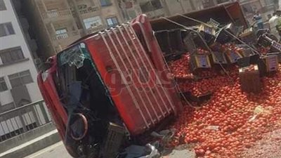 كثافات مرورية أعلى دائري المريوطية بسبب انقلاب سيارة نقل محملة بطماطم