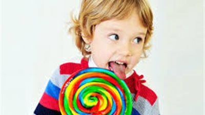 الحلوى الصناعية تعرض طفلك لمتلازمة فرط الحركة