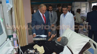 بالصور.. محافظ البحر الأحمر يهنئ المرضى بعيد الأضحى