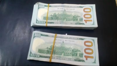 ضبط راكب حاول تهريب ١٣ ألف دولار في منطقة حساسة بمطار القاهرة