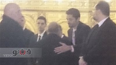 بالصور.. أبناء محمود عبد العزيز يتلقون العزاء في والدهم