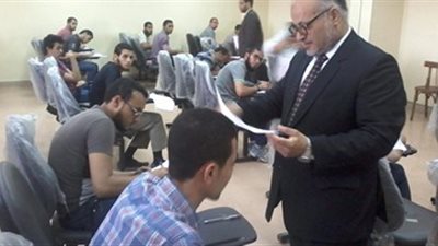 ضبط طالب بحوزته هاتف محمول بشبرا الخيمة