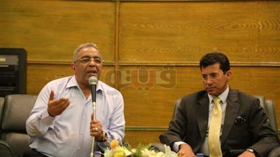 وزير الرياضة يلتقي العاملين بإستاد القاهرة في قاعة الفروسية