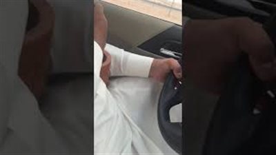 لحظة تحضير سائق القهوة أثناء قيادة سيارته (فيديو)