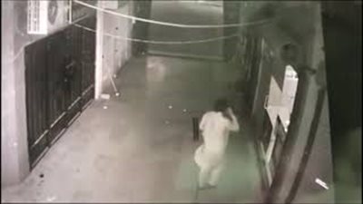 لحظة سرقة لصين لمحل هواتف بالسعودية (فيديو)