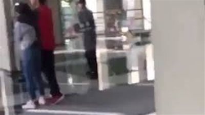 لحظة إنقاذ فتاة من شاب حاول قتلها (فيديو)