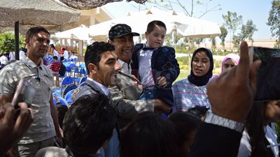 أحمد بدير يرقص مع الأطفال على «إلعب يلا» باحتفال الداخلية (فيديو)