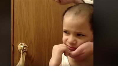 رد فعل طفل حصل على تصفيفة شعر من اختياره (فيديو)