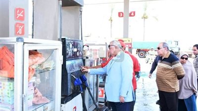 محافظ الشرقية يتفقد محطات الوقود بمركزي الزقازيق وأبو حماد (صور)