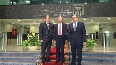 بالصور.. محافظ شمال سيناء يتسلم ٤ أتوبيسات من البنك الأهلي